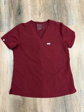 Figs Women's V-Neck Scrub Top in Burgundy